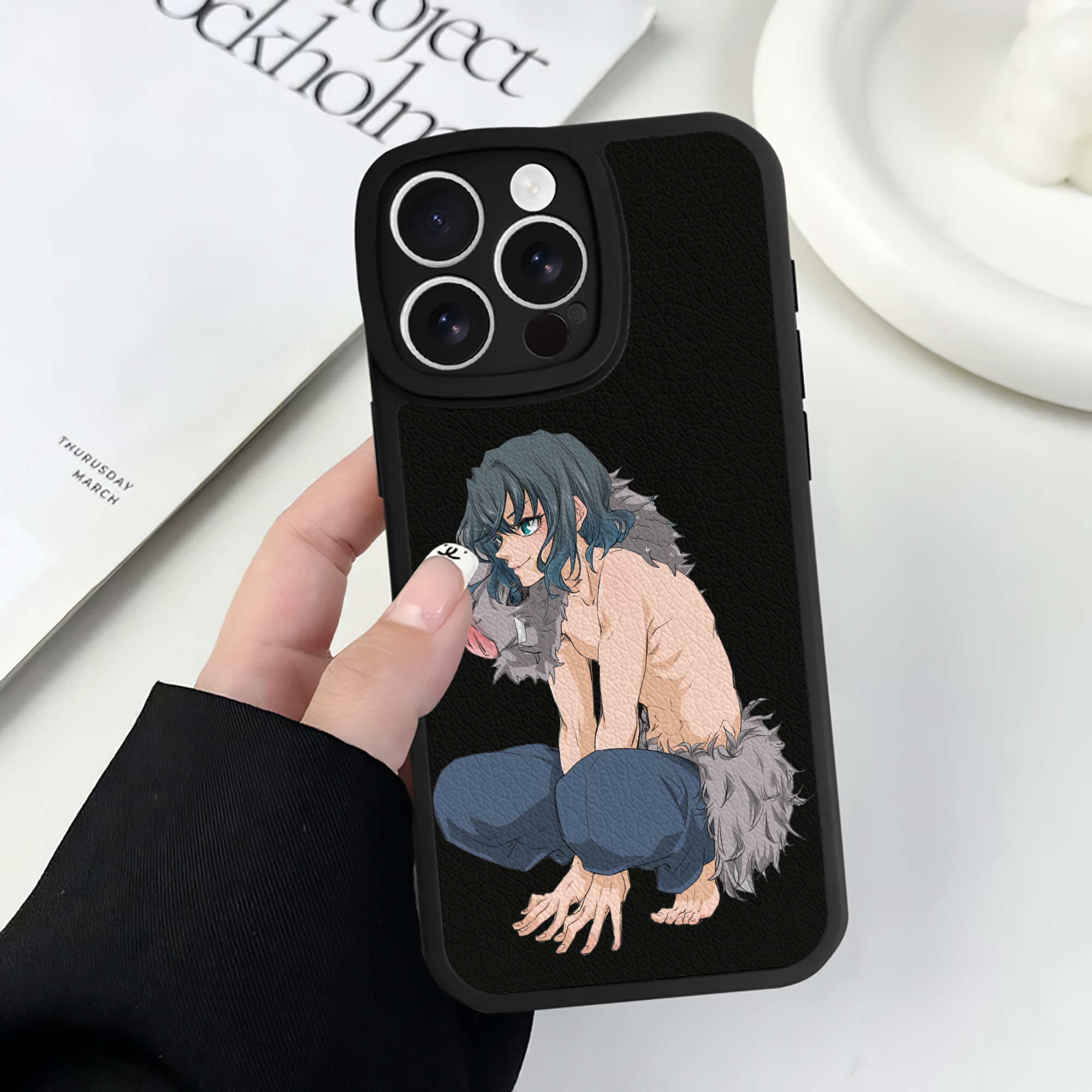 （画像用） 鬼滅の刃（きめつのやいば）嘴平 伊之助／はしびら いのすけ Hashibira Inosuke 【iPhone 16シリーズ対応】シリコンスマホケース（レザー調） 材質：シリコン